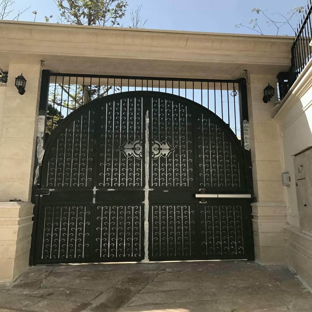 سفارش درب برقی حیاط لولایی برای بازشوی کامل