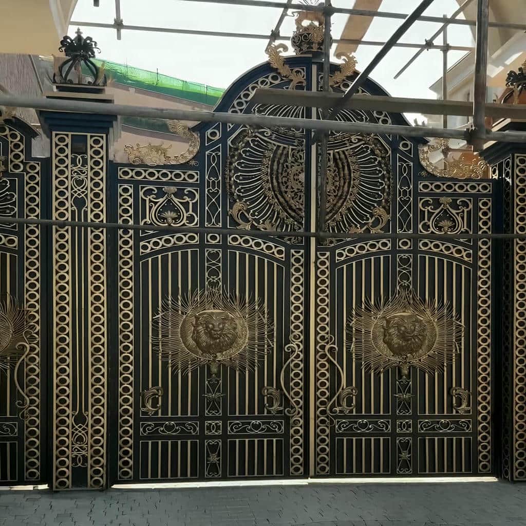اجرای درب پارکینگ ویلایی دو لنگه با جک بازویی