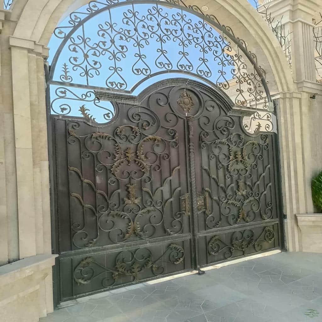 مدل درب فلزی ساختمان مدرن برای ورودی با خطوط هندسی