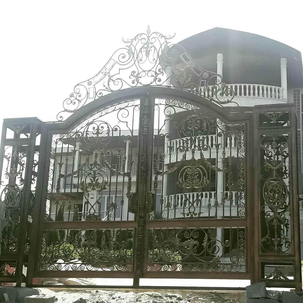 مدل ساده درب حیاط فلزی دو لنگه با فریم پروفیلی
