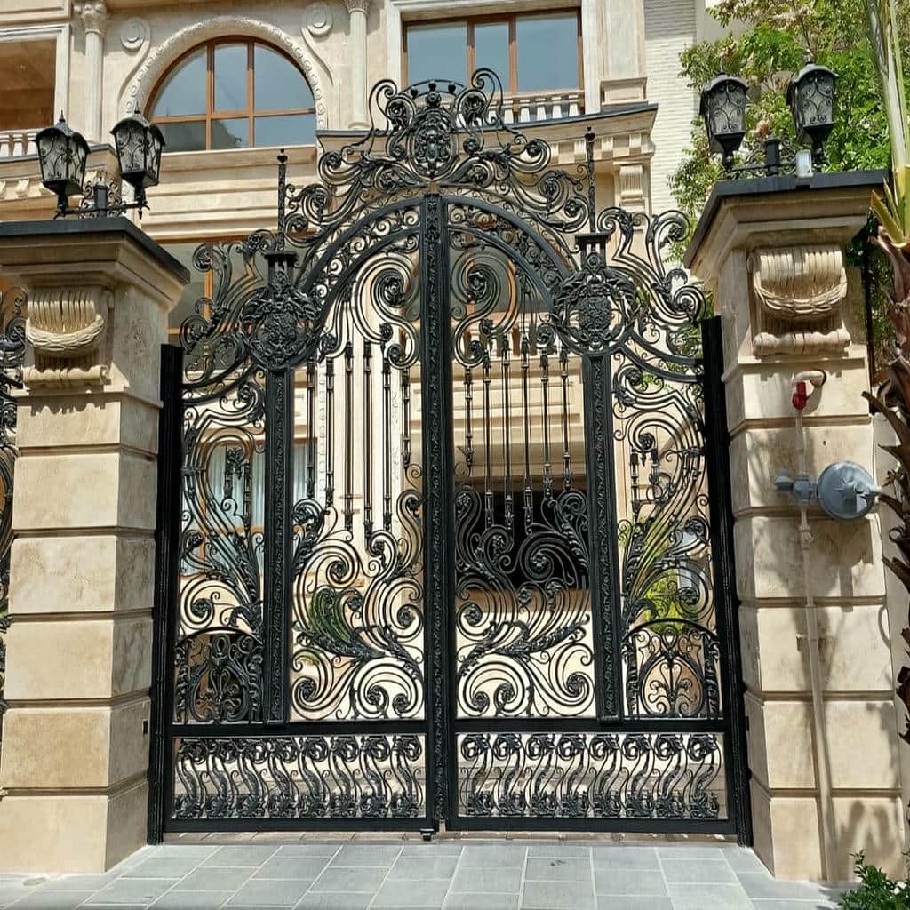 سفارش درب پارکینگ مدرن پنل مشبک متناسب با دهانه