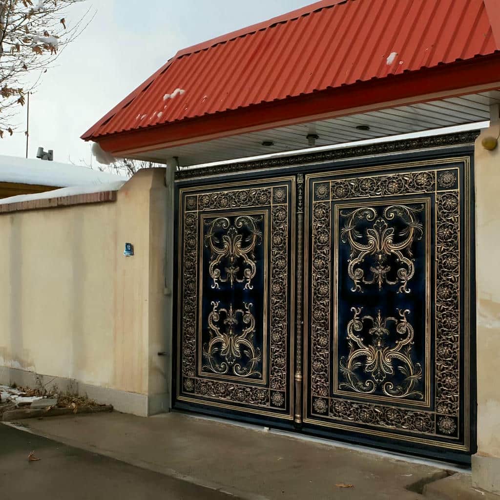 نصب درب پارکینگ فلزی نمای ساختمان روی ستون آماده