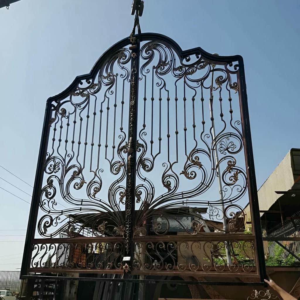 اجرای درب پارکینگ فلزی دو لنگه در کف شیب دار