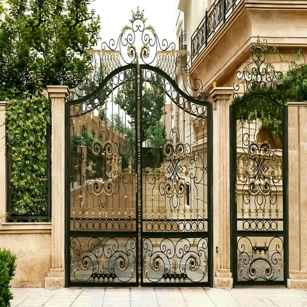 سفارش درب ساختمان فرفورژه گل دار بر اساس شرایط واقعی پروژه