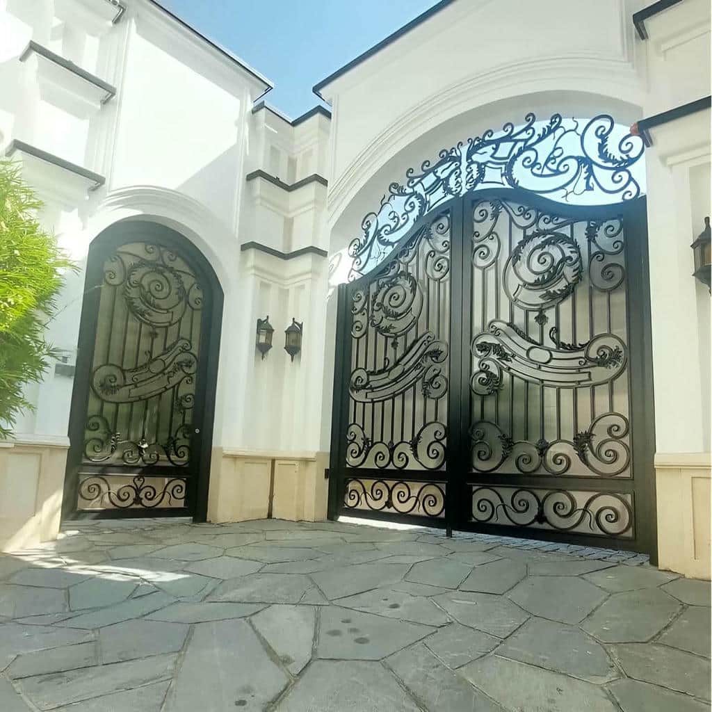 اجرای درب پارکینگ حیاط لولایی در کف شیب دار