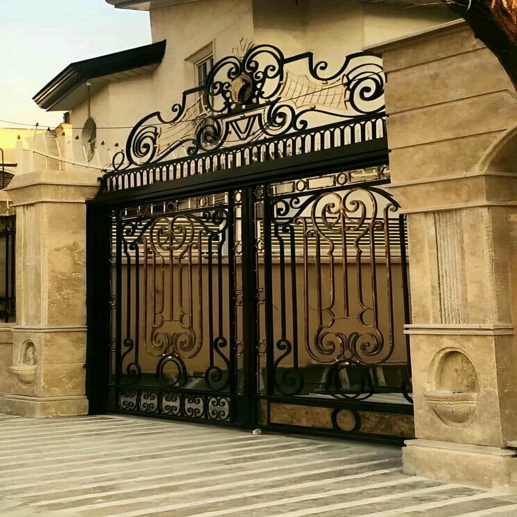 سفارش درب آهنی حیاط طرح مدرن بر اساس فضای پروژه