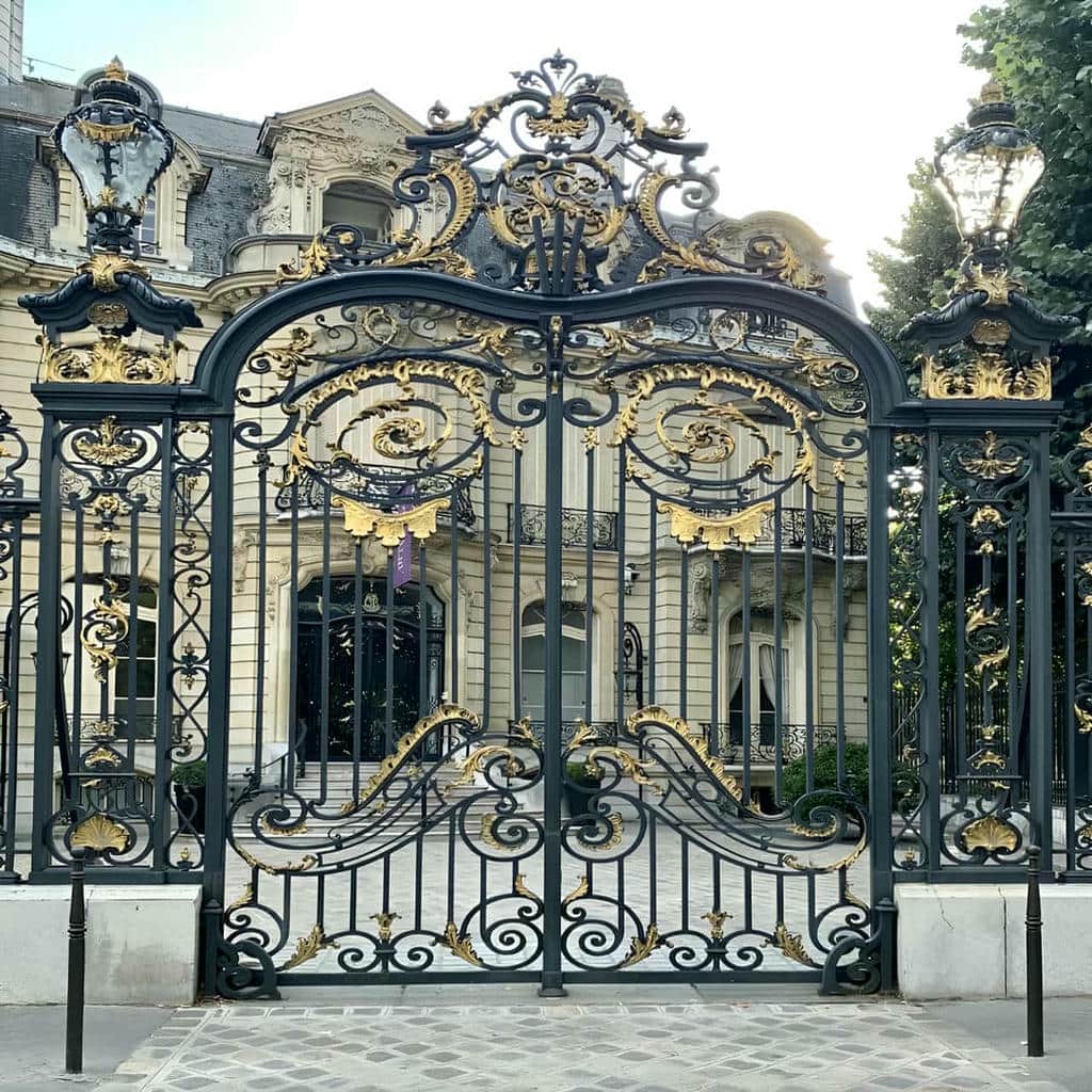 درب حیاط قوسی کمخیز برای حفظ ارتفاع عبور