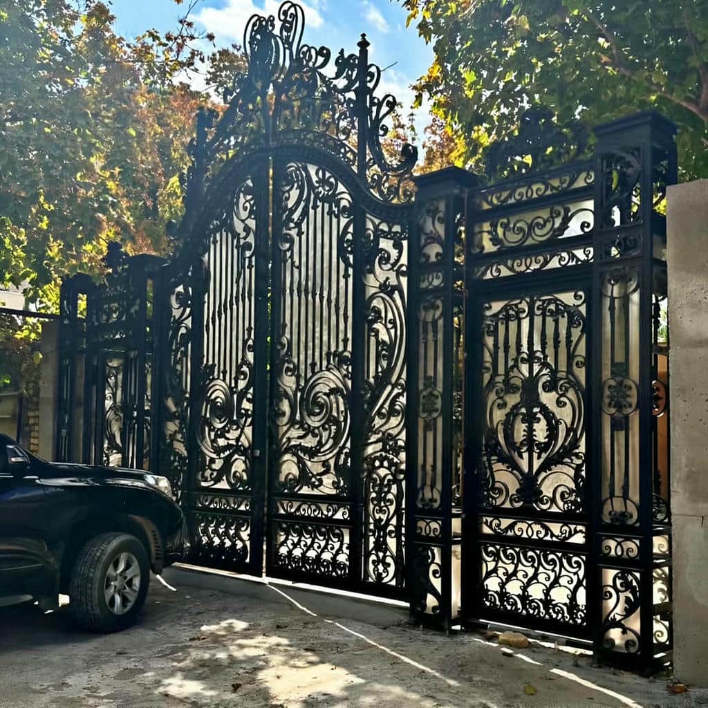 نصب درب فرفورژه رومی روی ستون دارای پلیت تقویتی