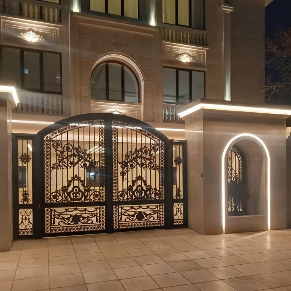 اجرای درب پارکینگ دو لنگه عریض در کف شیب دار