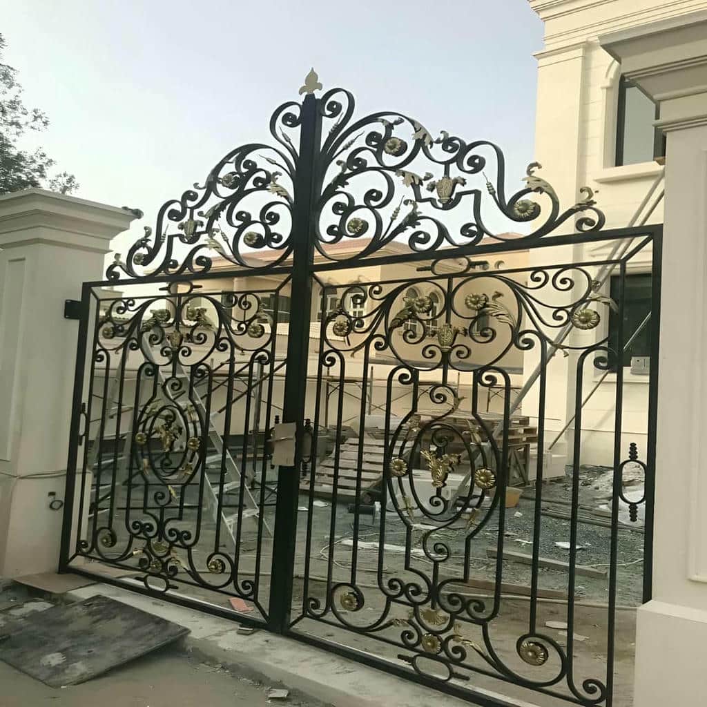 نمونه درب آهنی کلاسیک کتیبه دار مستطیلی برای ارتفاع محدود