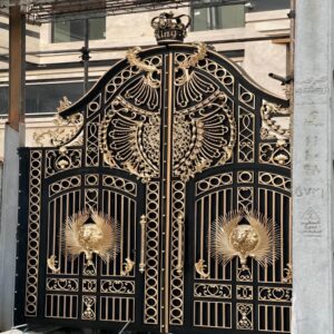 10 مدل درب فلزی حیاط حصاری عمودی