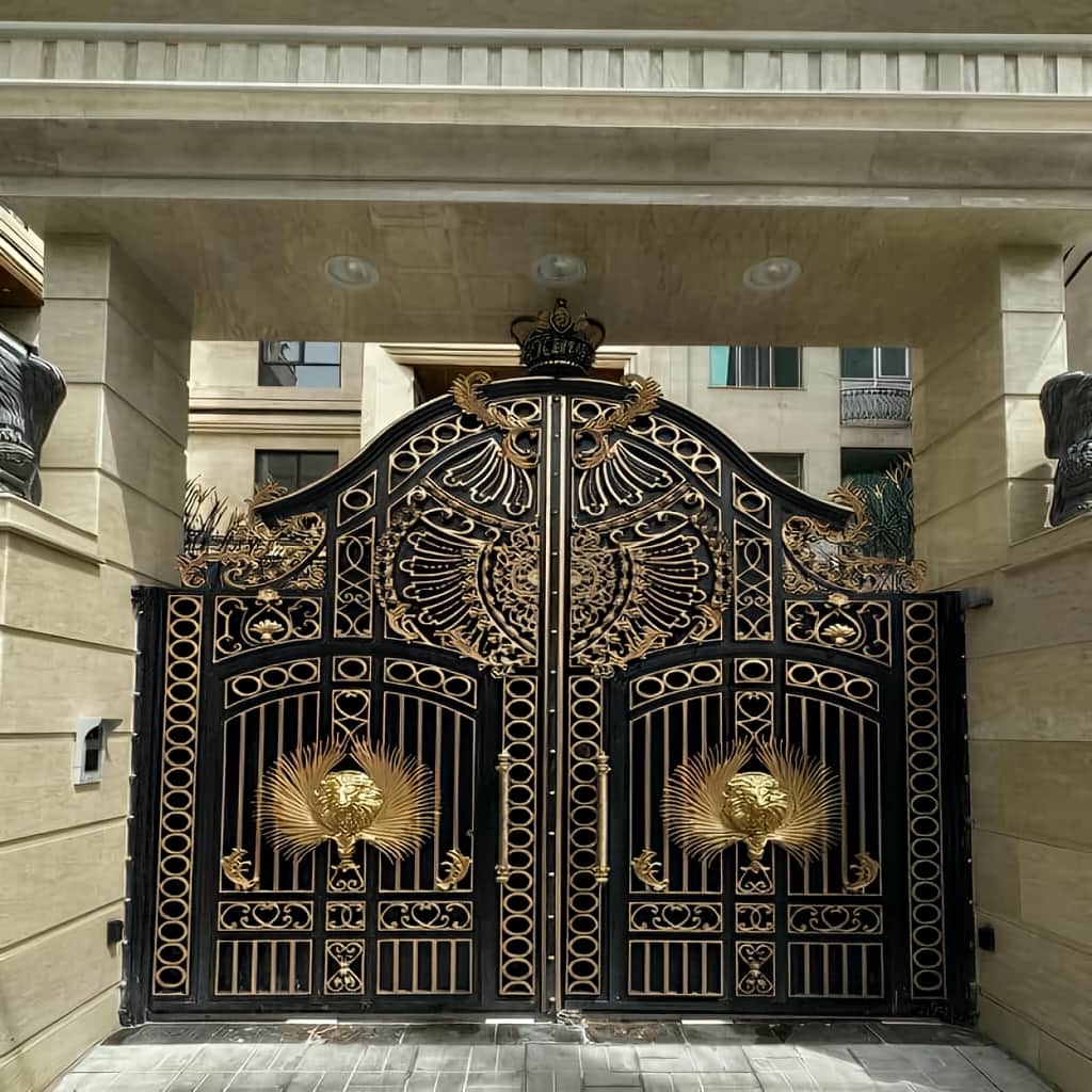 اجرای درب پارکینگ آهنی ریلی در مسیر شیب دار