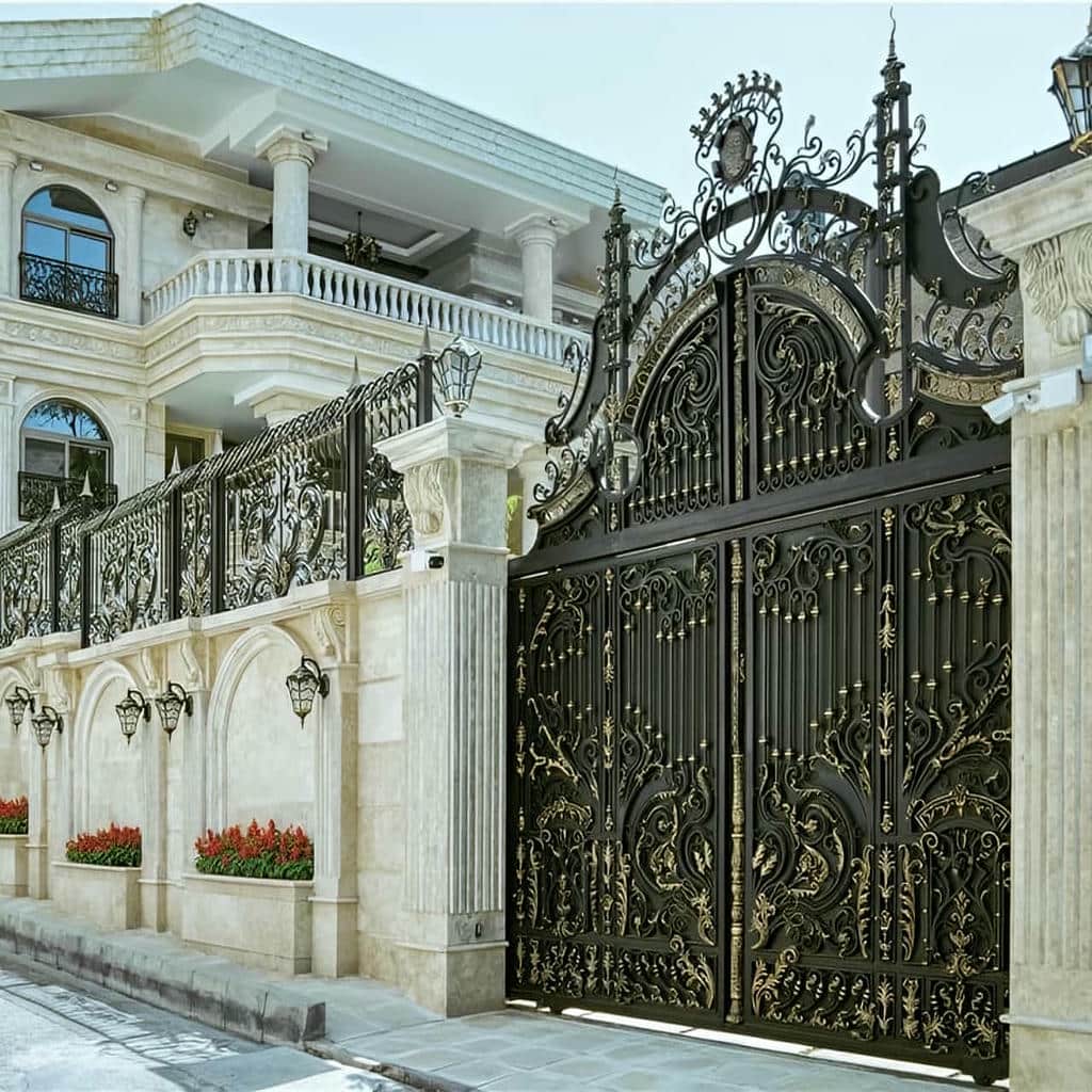 تولید درب حیاط طرح چوب فلزی با رگه افقی