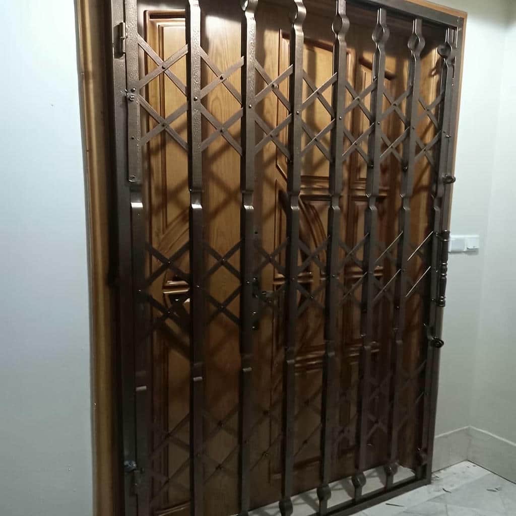 نگهداری از درب آکاردئونی ضد سرقت