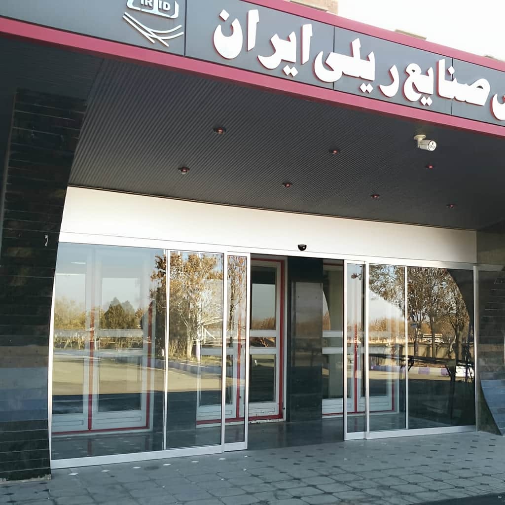 اجرای درب شیشه ای قوسی لوکس متناسب با معماری لابی