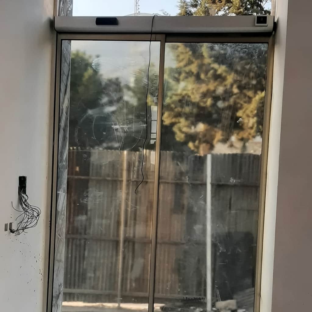 سفارش درب اتوماتیک پرتردد مجهز به کنترل دسترسی