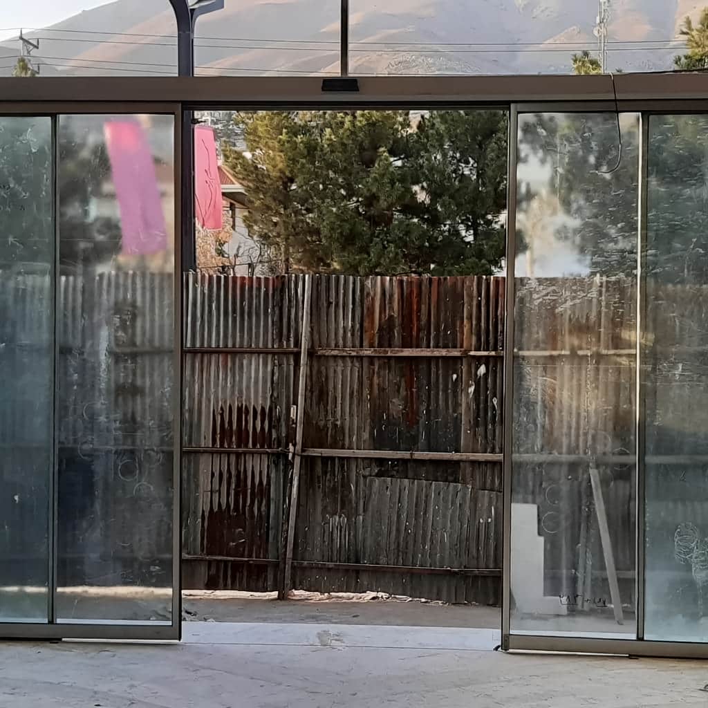 اجرای درب اتوماتیک شیشه ای فروشگاه در نمای فریم‌لس