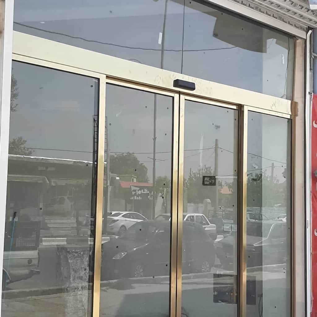 نصب درب اتوماتیک شیشه ای فریم مشکی برای لابی مدرن