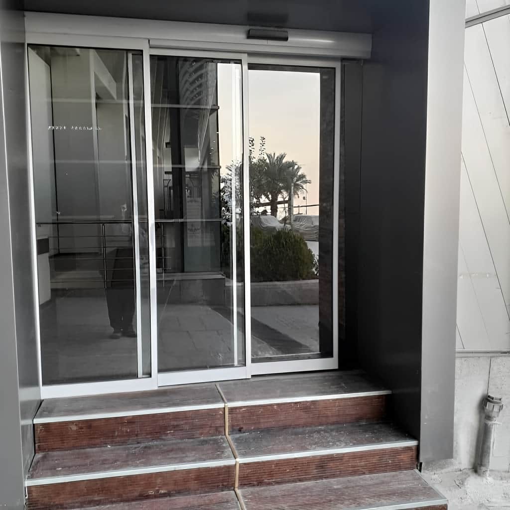 ساخت درب اتوماتیک بیمارستانی با شیشه سکوریت ایمن
