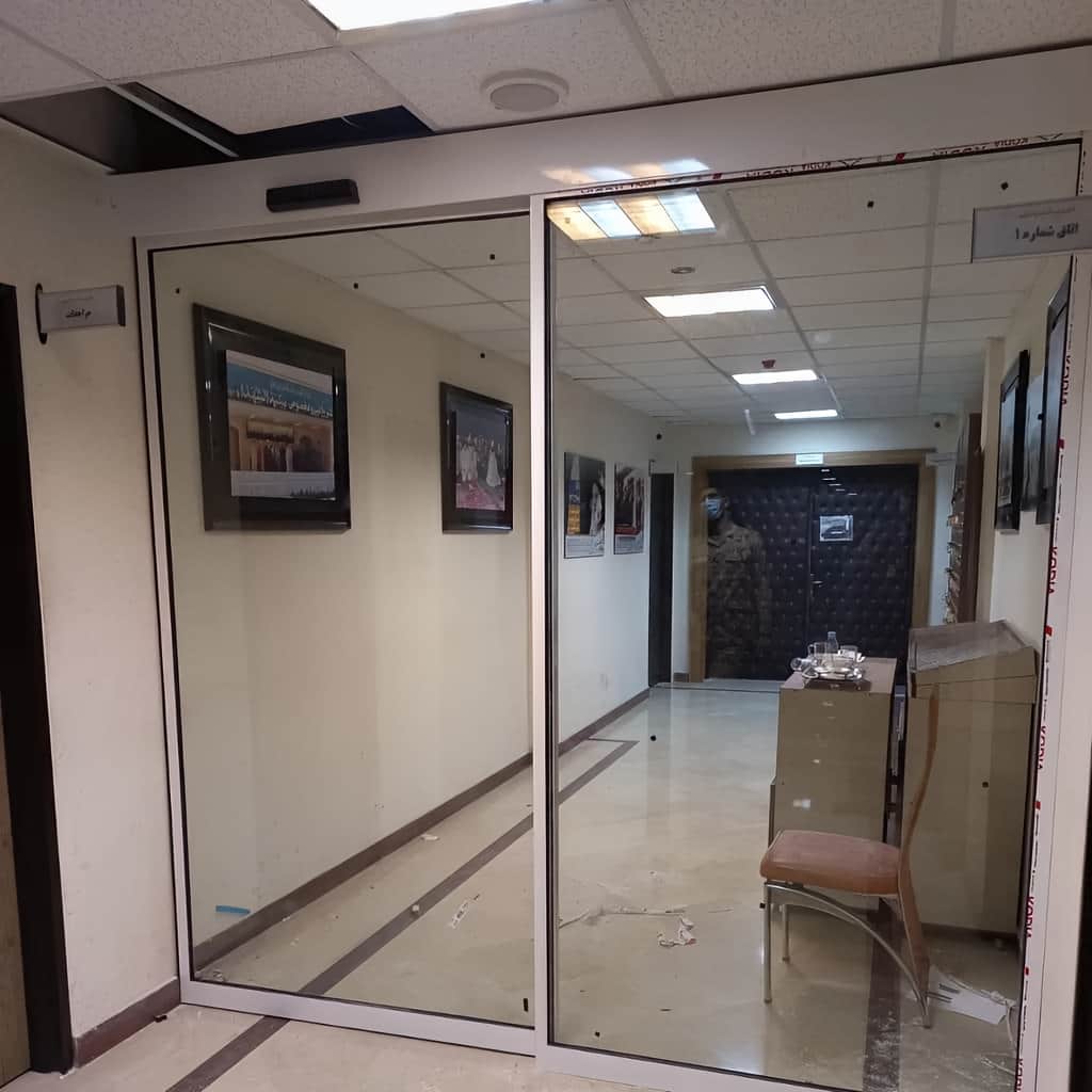 خدمات نصب درب لولایی سنسوردار برای عبور ویلچر