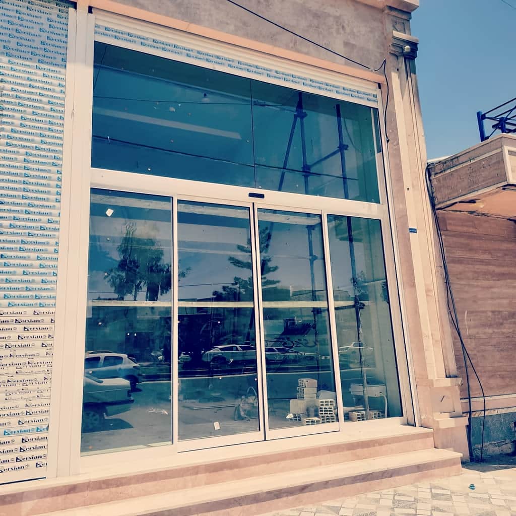 نصب ریل درب اتوماتیک شیشه ای کشویی برای دهانه مستقیم