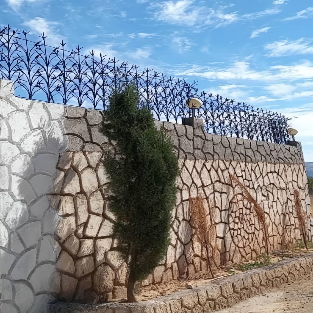 مدل کلاسیک حفاظ شاخ گوزنی در پروژه دیوار مستقیم باغ ویلا