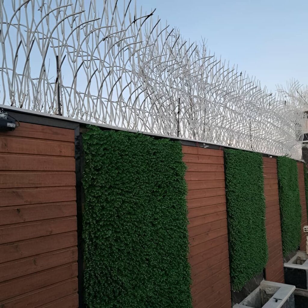 مدل عمودی حفاظ دیوار با میلگرد آجدار برای ورودی پروژه