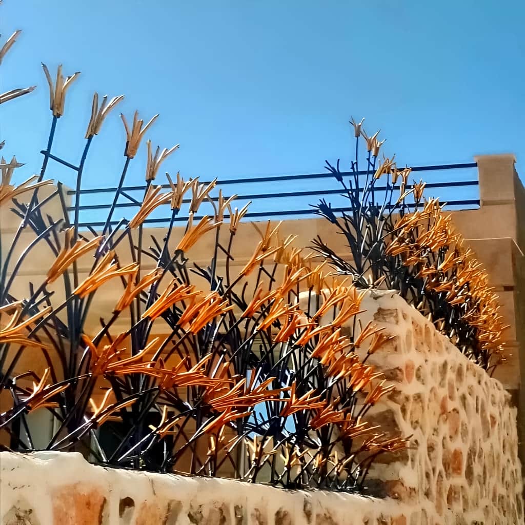 اجرای نمونه لیلیوم حفاظ حیاط مسکونی برای ورودی ساختمان