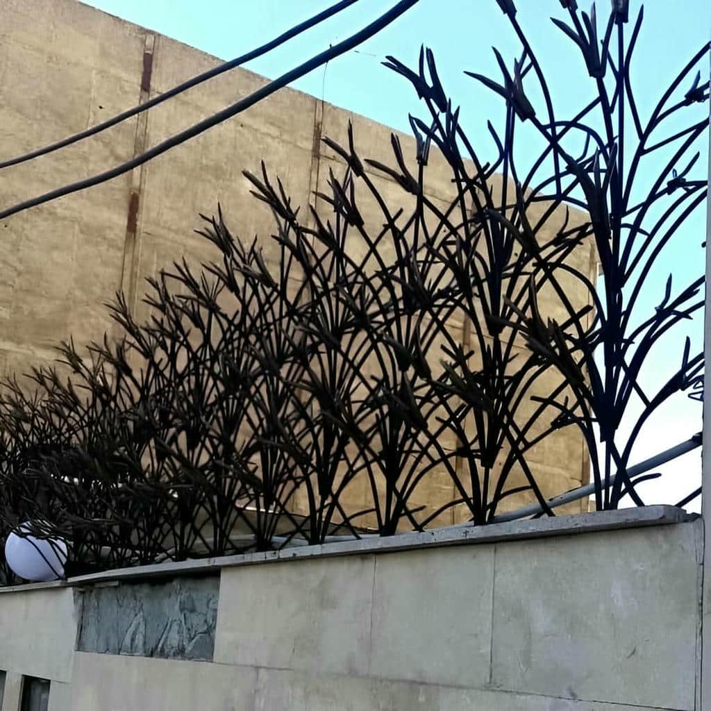 مدل گلبرگ کشیده حفاظ لیلیوم در نمای اصلی پروژه