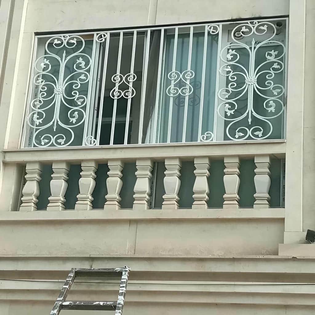 تولید حفاظ پنجره ویلایی نمای باغ با گل نرده محدود