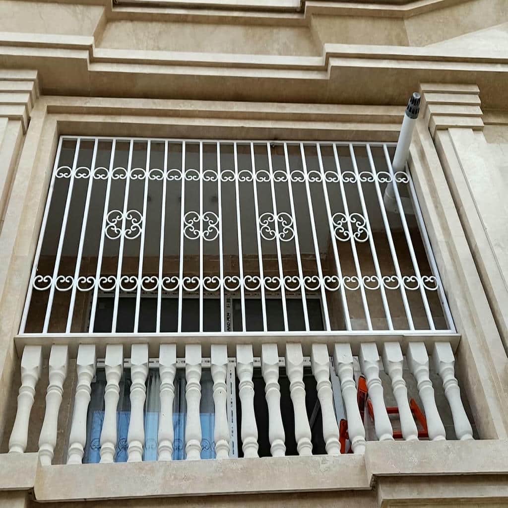 نصب حفاظ پنجره ضد سرقت میله عمودی روی زیرکار اصلی