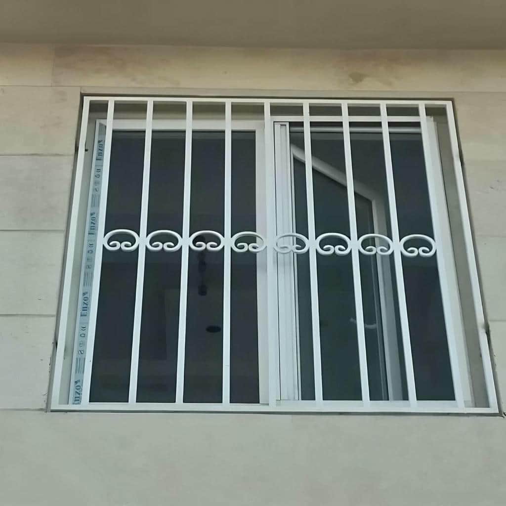 نصب نرده پنجره فلزی شاسی دار روی زیرکار اصلی