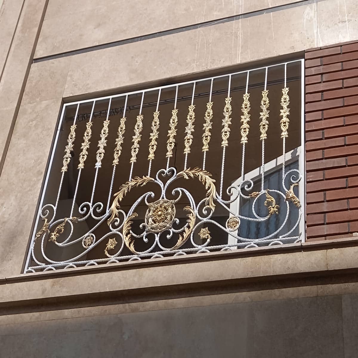 حفاظ پنجره فرفورژه با طرح مدرن