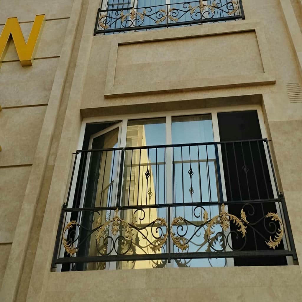 تعمیر حفاظ پنجره ویلایی نمای باغ پس از آسیب