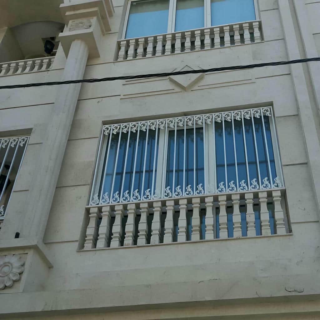 خرید نرده پنجره فرفورژه گل دار متناسب با نما