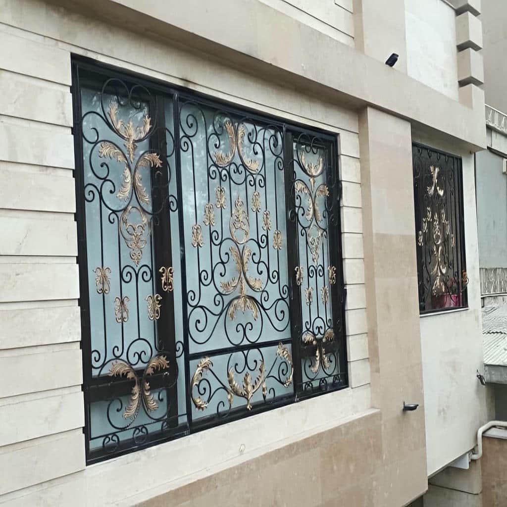 نصب حفاظ پنجره فرفورژه گل نرده روی زیرکار مقاوم
