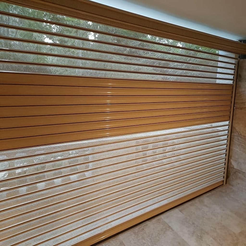کرکره برقی رنگی نمای فروشگاه با طرح چوب