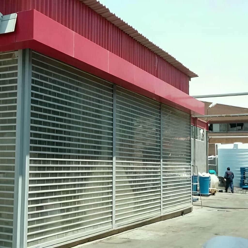 کرکره برقی رنگی نمای فروشگاه با پوشش تکرنگ