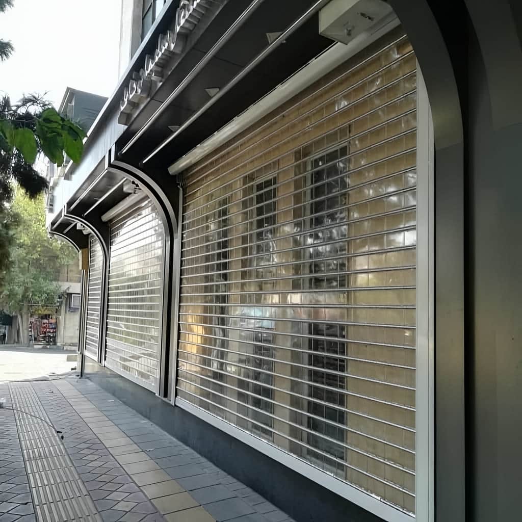 نصب کرکره برقی مدرن نمای تجاری با ریل توکار