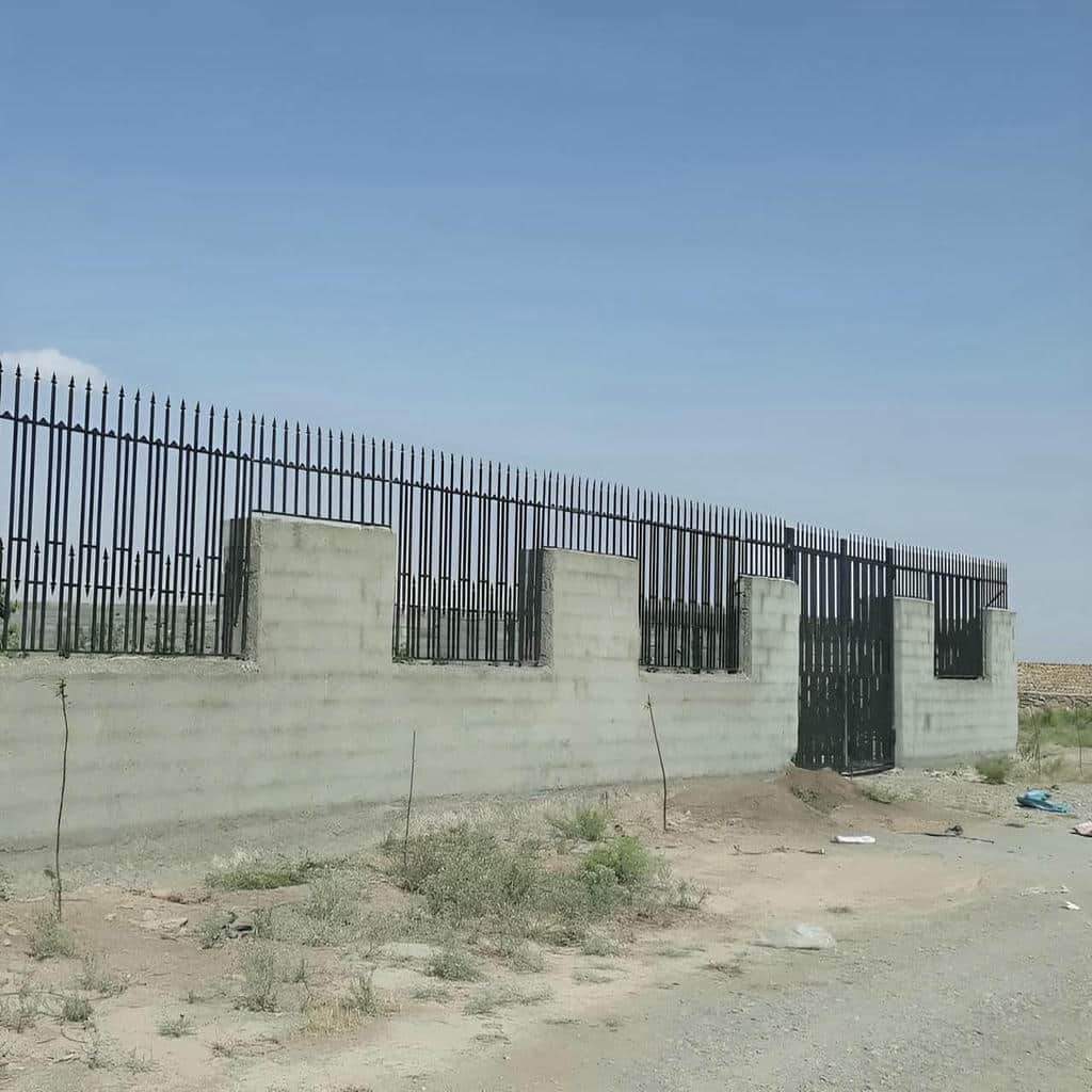 نصب حفاظ دیوار کلاسیک سرنیزه روی زیرسازی فلزی