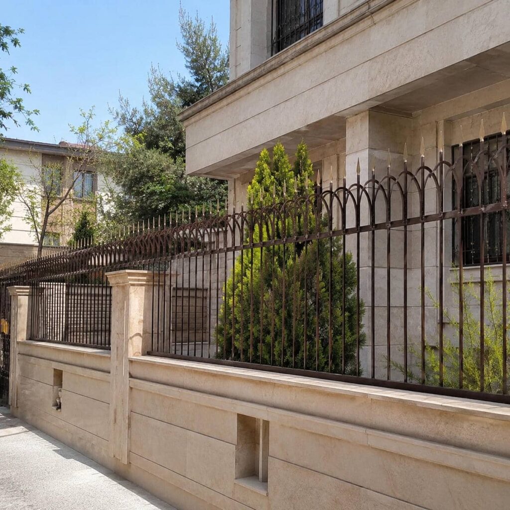 خرید حفاظ دیوار ویلایی مدرن طرح نیزه متناسب با عرض تاج