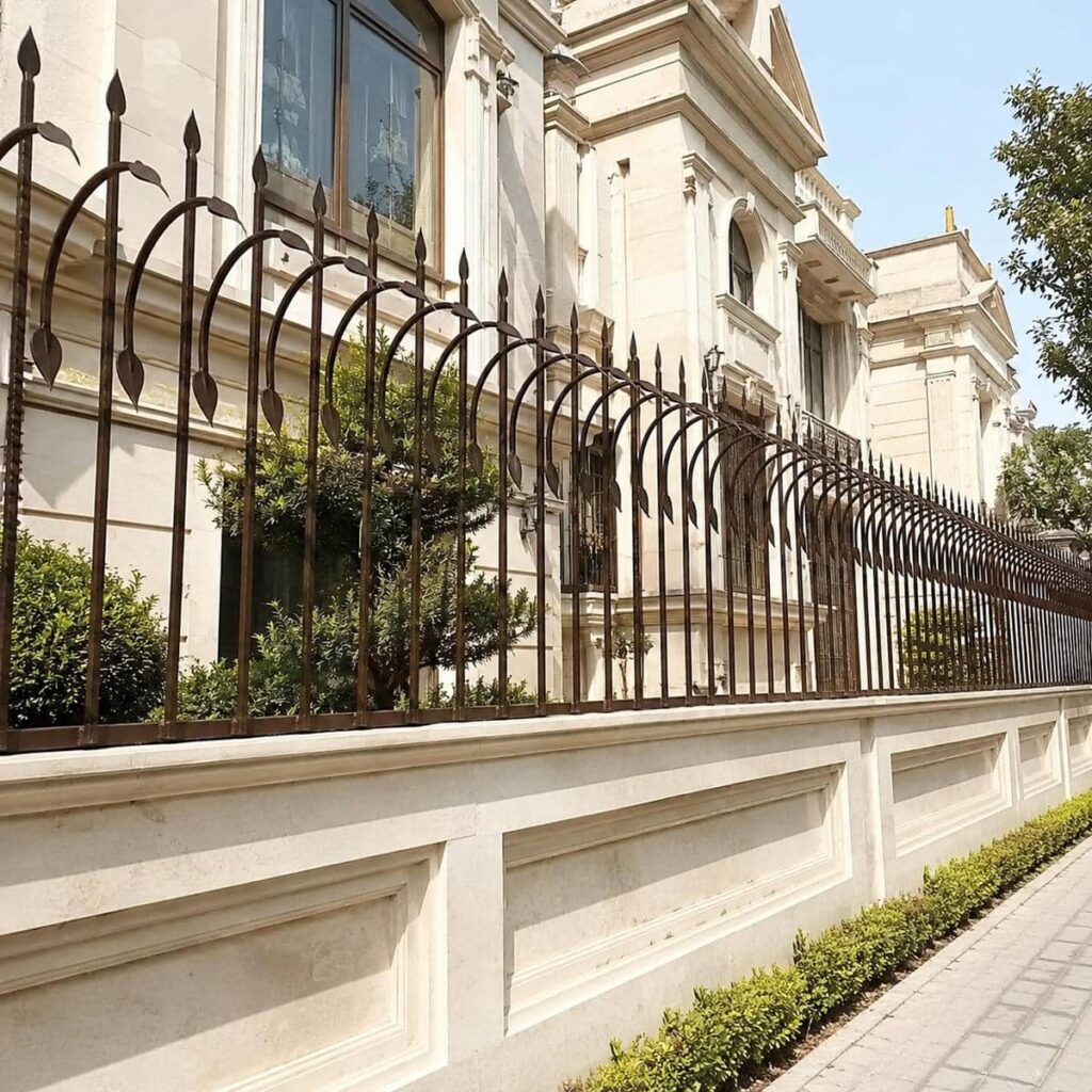 قیمت حفاظ روی دیوار حیاط مسکونی بر اساس شرایط پروژه