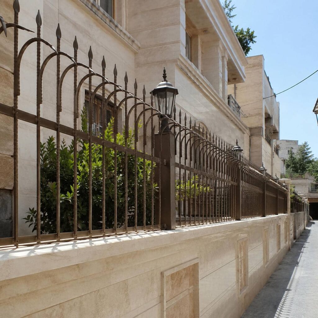 خدمات نصب حفاظ حیاط مسکونی روی تاج فرسوده