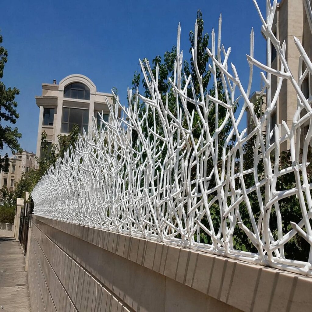 اجرای طرح شاخ گوزنی حفاظ دیوار رنگ کوره ای
