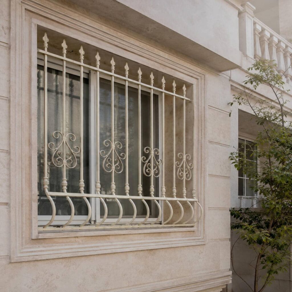 ساخت حفاظ پنجره آپارتمان طبقات پایین قاب‌درقاب