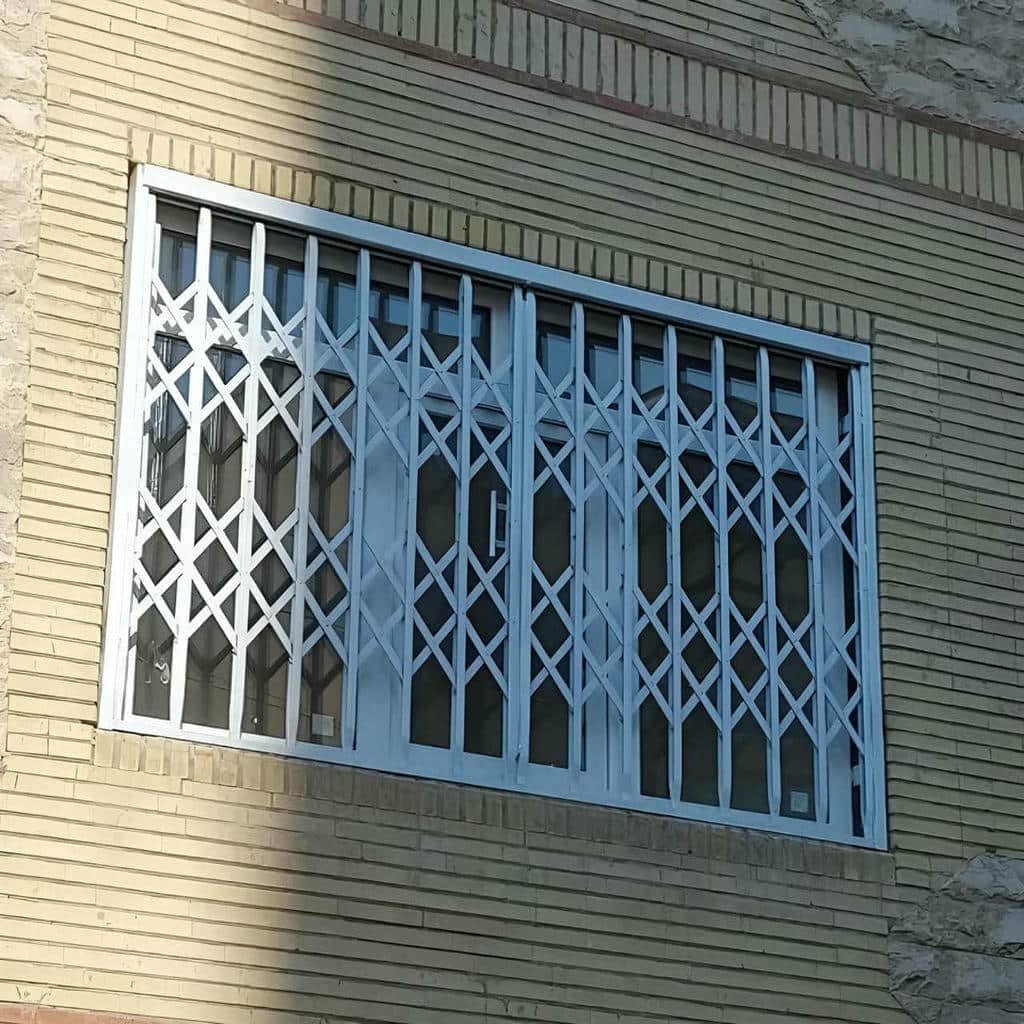 اجرای حفاظ پنجره متحرک کشویی با چرخ بلبرینگی