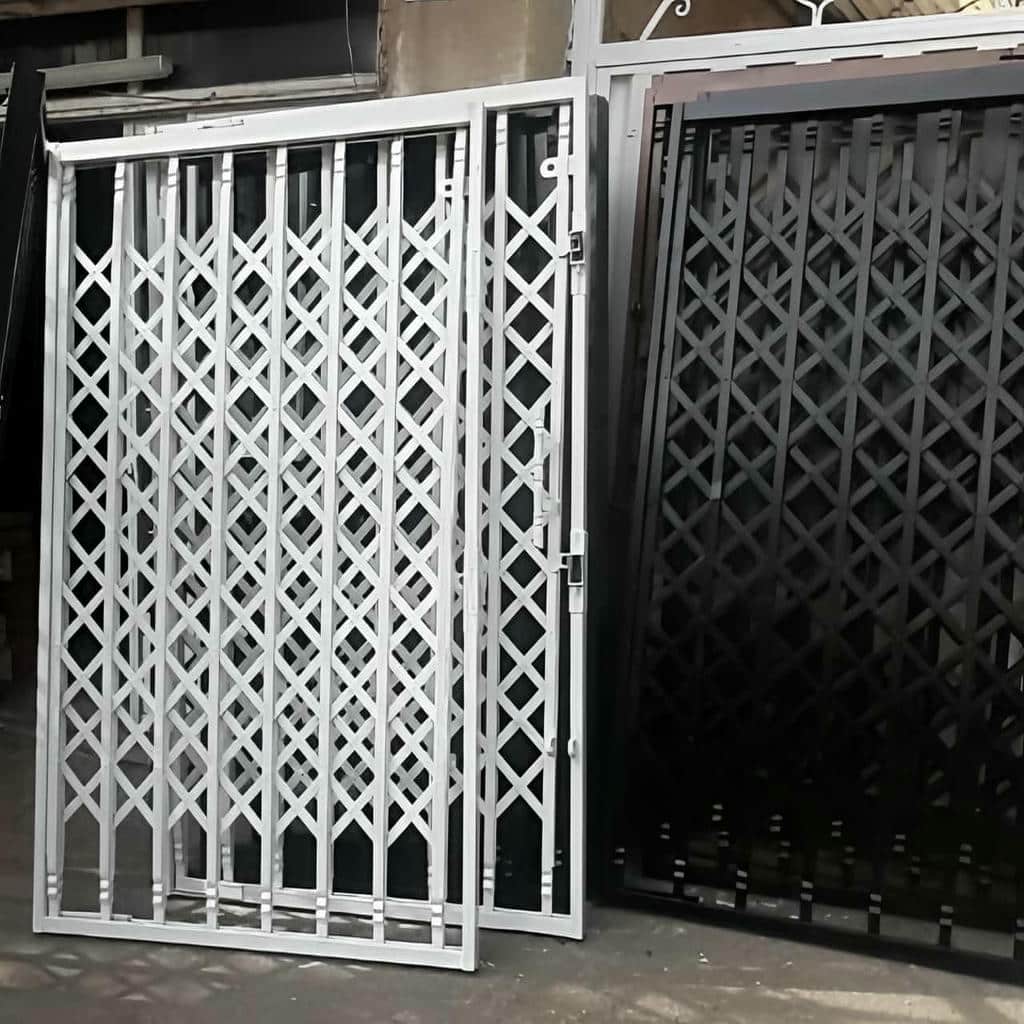 درب آکاردئونی ساختمان قدیمی