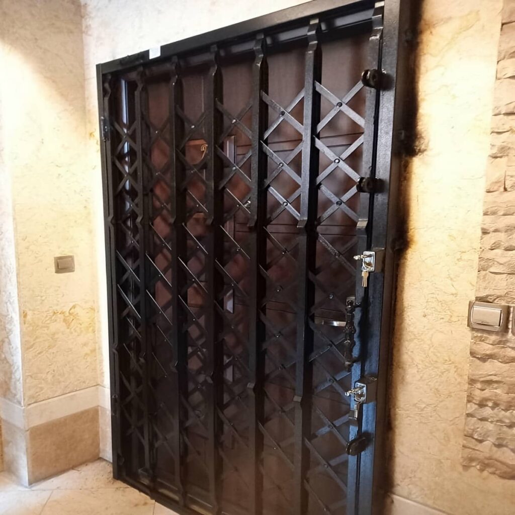 حفاظ آکاردئونی ورودی ساختمان
