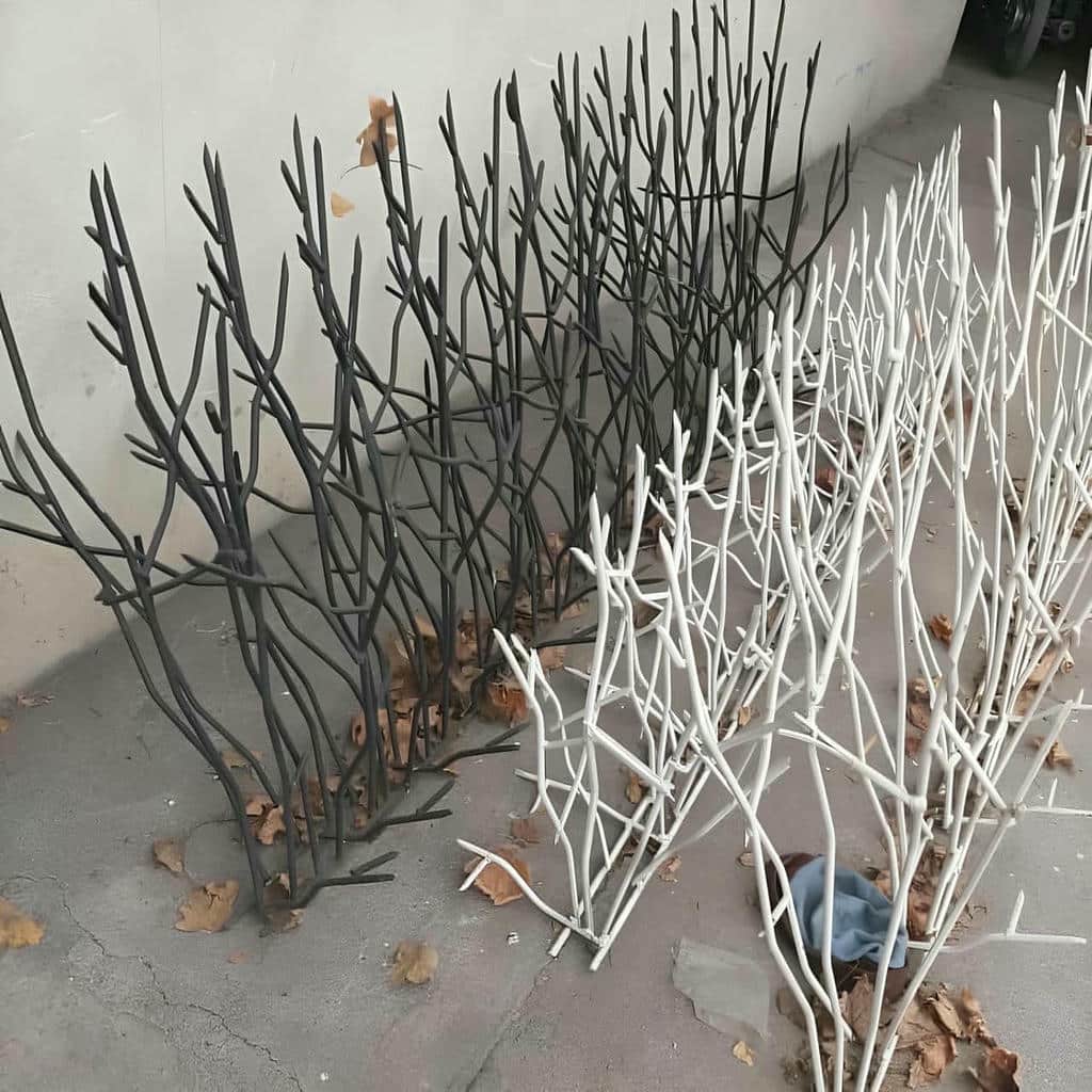 نرده روی دیوار حیاط
