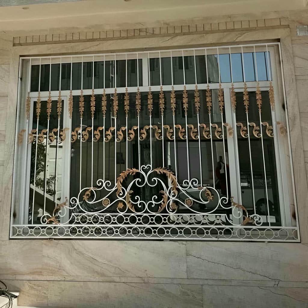 پنجره با حفاظ رنگ شده